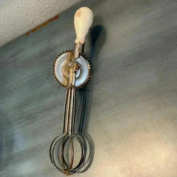 Antique Hand Mixer w/ Wood Handle - Picture 4 of 5